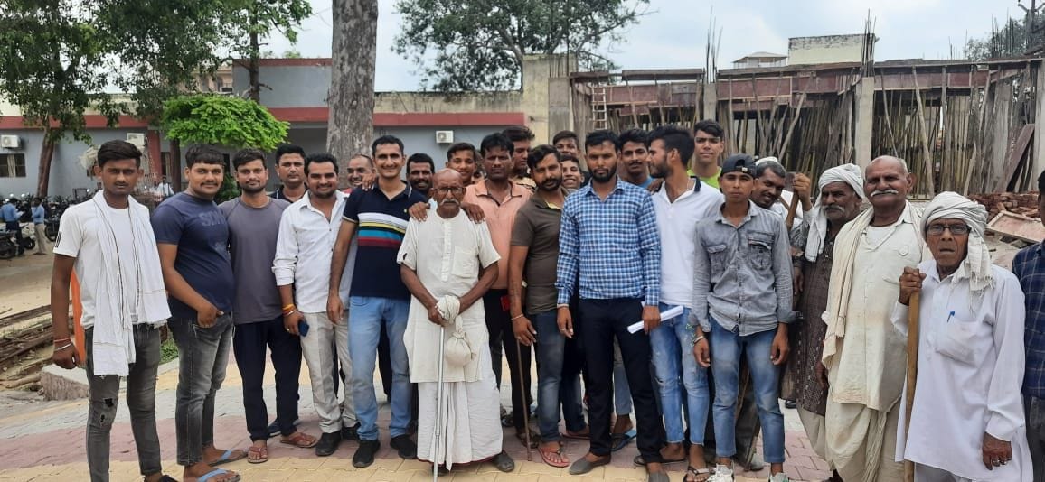 Mathura: People of Salempur besieged the Municipal Corporation