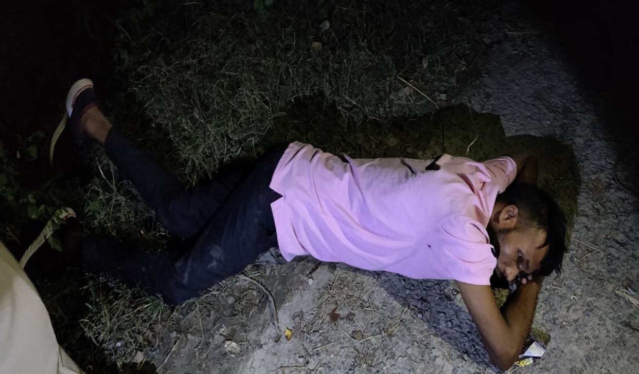 police encounter azamgarh rewarded crook of RS 25 thousand arrested injured due to shot in leg