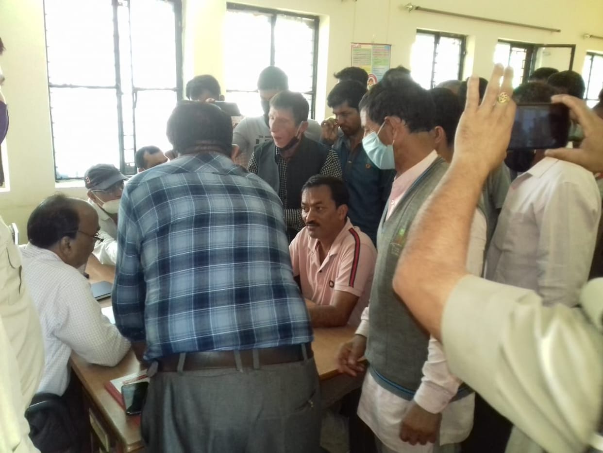 Villagers surrounded Tehsildar on Tehsil Day