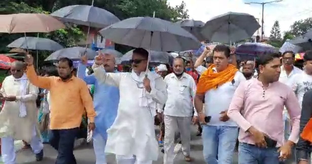 Small traders took out justice honor umbrella rally
