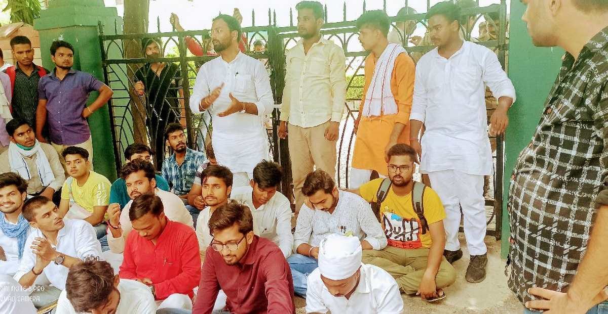 In Kashi Vidyapeeth, students held teachers including Vice Chancellor hostage