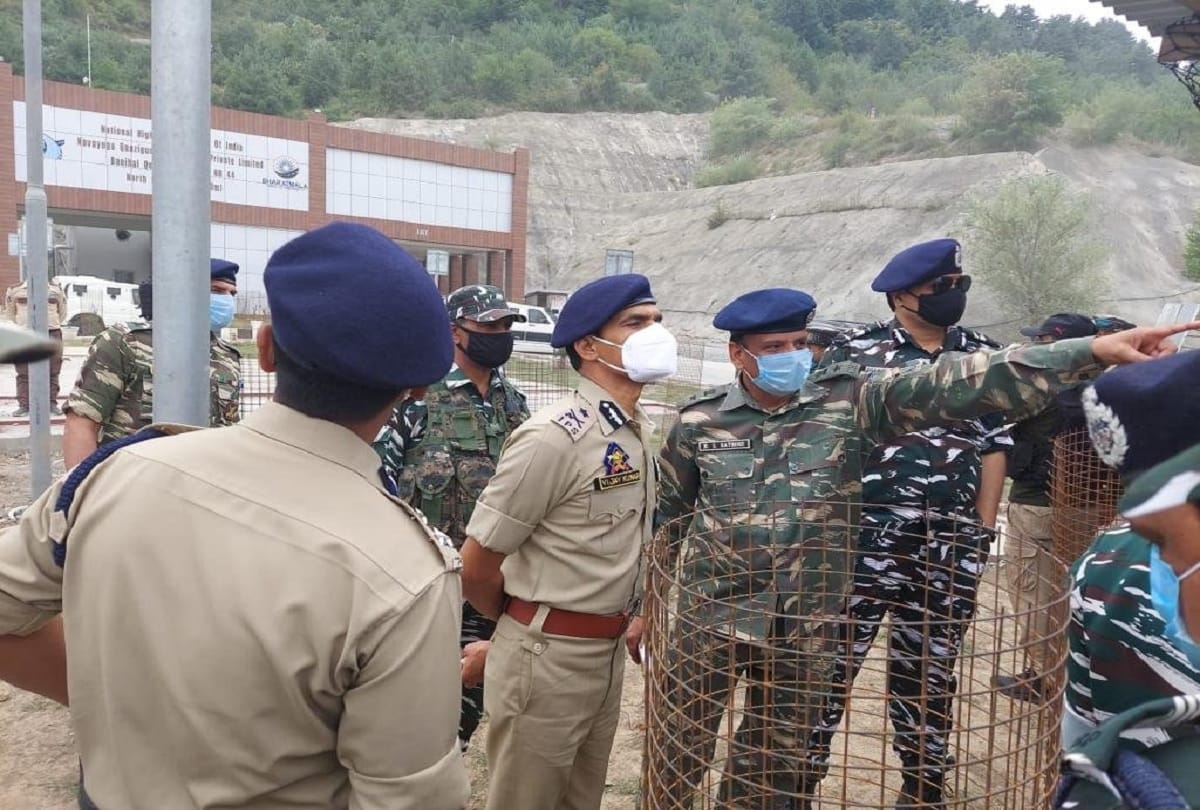 JK IGP Vijay Kumar visits South Kashmir Kulgam to review security scenario