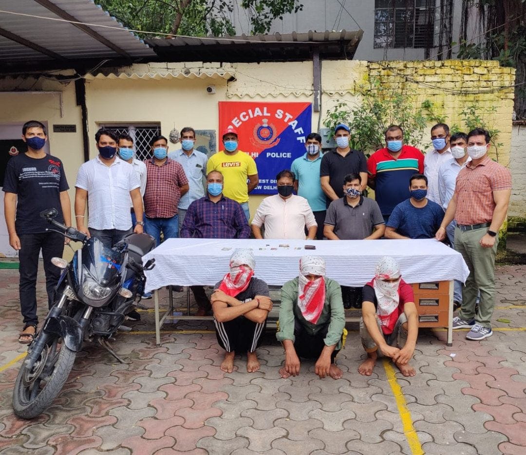 Three miscreants who robbed the inspector arrested