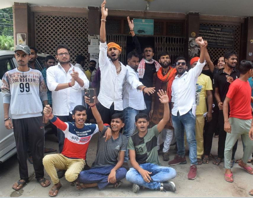Sampurnanand Sanskrit University Students created a ruckus in protest against vacating hostel university administration gave deferment till September 25