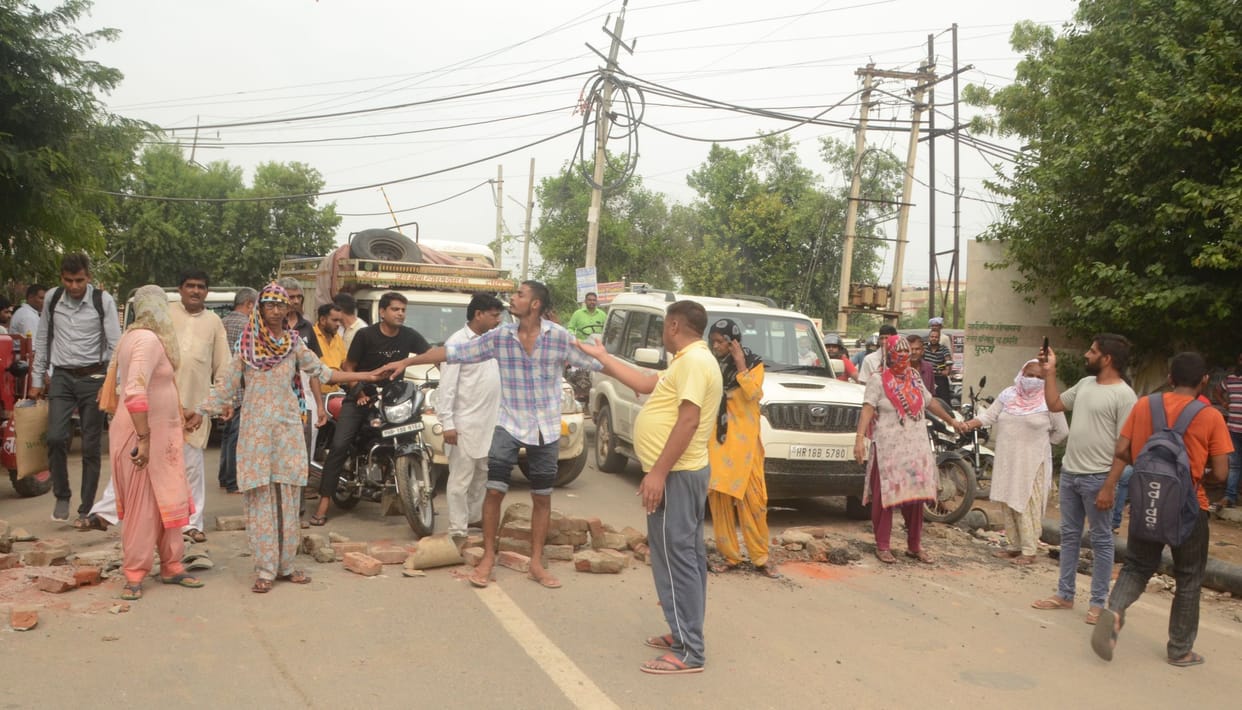 Angry people blocked Road for drainage near the houses, the police opened it by driving away