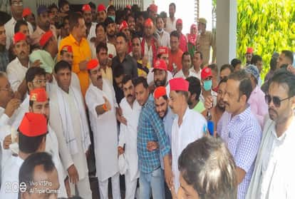 सपा के किसान सम्मेलन में बिजली जाने से आक्रोशित नेता