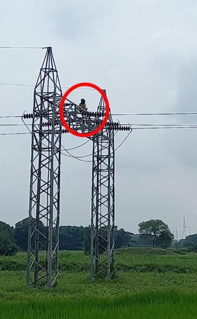 The young man who climbed the power tower of Pratapgarh's high tension line made a lot of noise