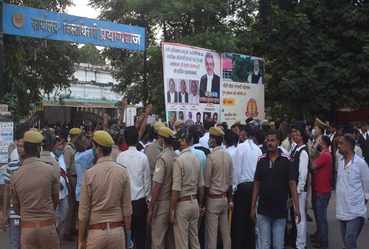 Lawyers created a ruckus over the death of the servant, jammed the dead body by placing it at the court gate
