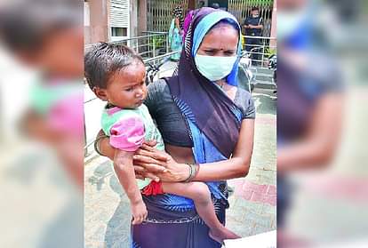 Firozabad Viral Fever News: Mother Help For Child In Viral Fever At Hospital One Baby Lost In Dengue