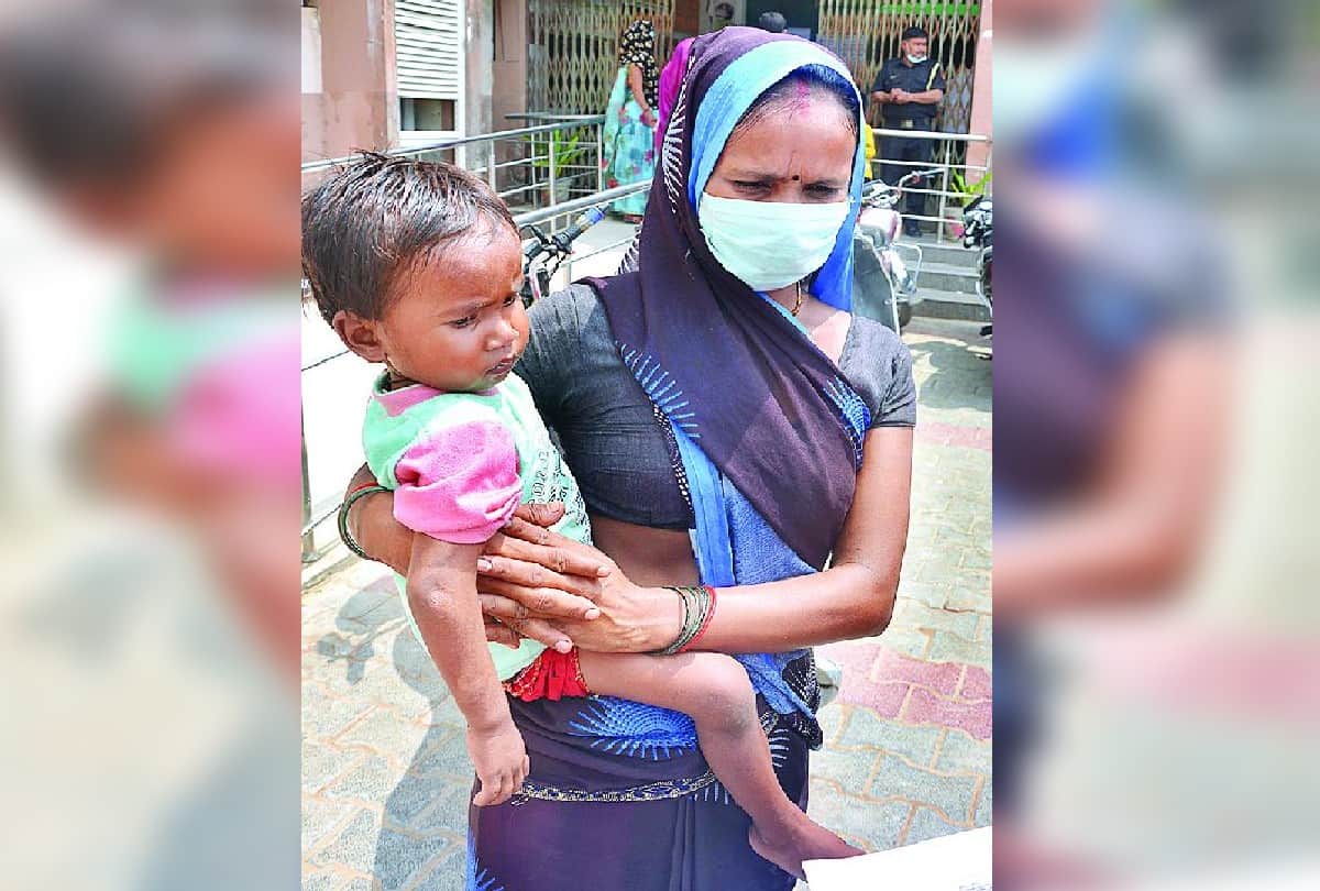 Firozabad Viral Fever News: Mother Help For Child In Viral Fever At Hospital One Baby Lost In Dengue