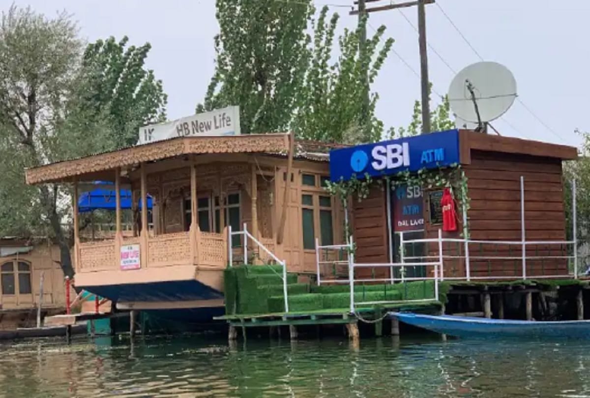 Floating ATM in Dal Lake is becoming the center of attraction for the tourists