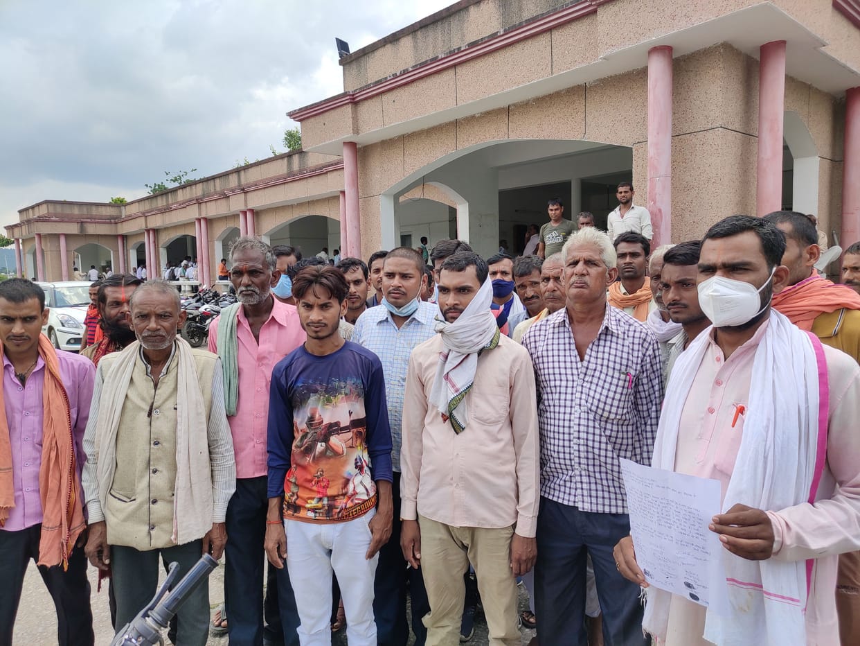 Villagers fed up with female headmaster demonstrated