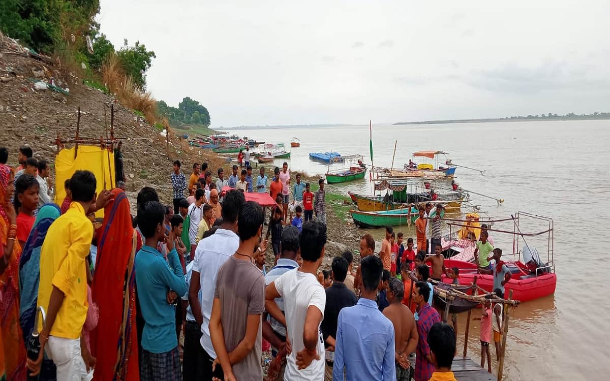 mirzapur boat accident  can averted if minor sailor accept devotees appeal for not crossing ganga in heavy rain and strong wind