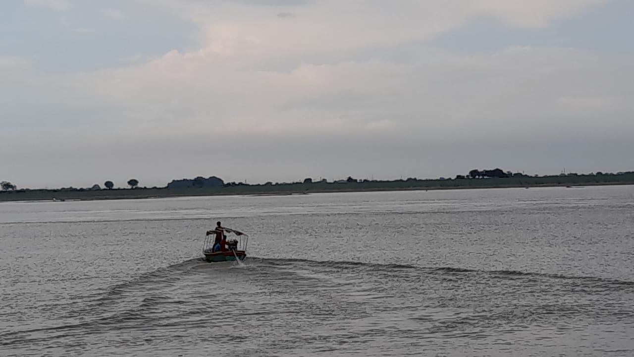mirzapur boat accident  can averted if minor sailor accept devotees appeal for not crossing ganga in heavy rain and strong wind