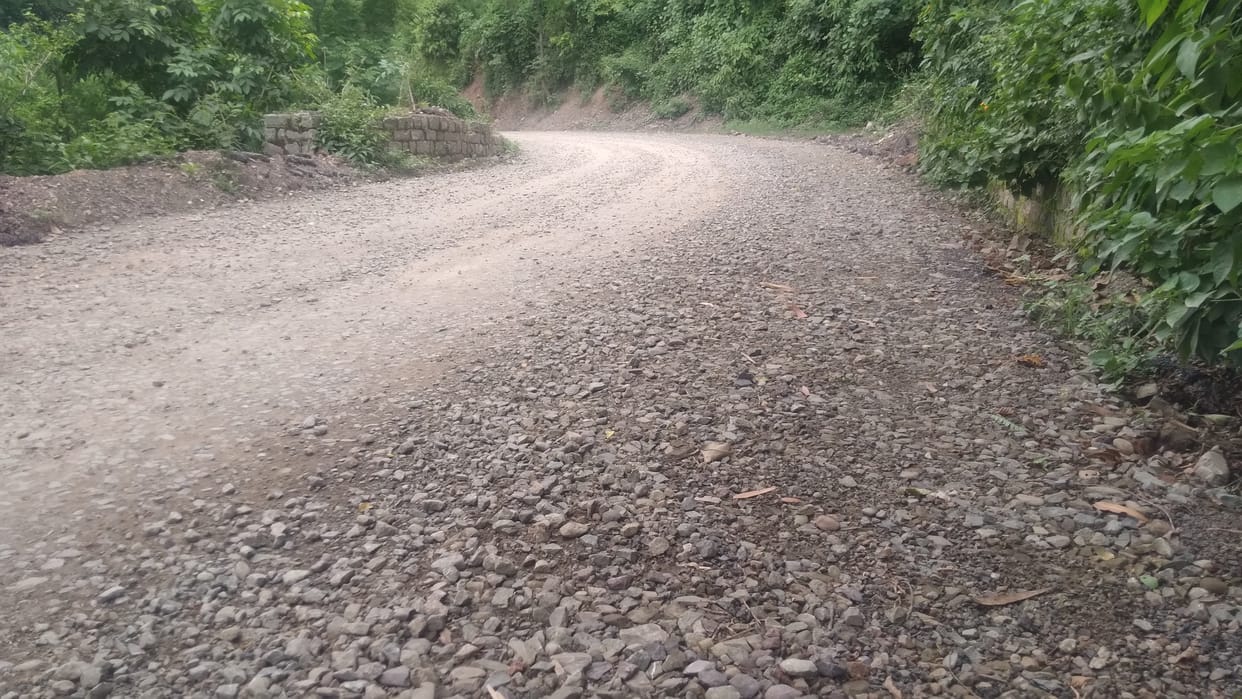 The road built 20 days ago became dilapidated, people expressed anger and stopped the work of patchwork