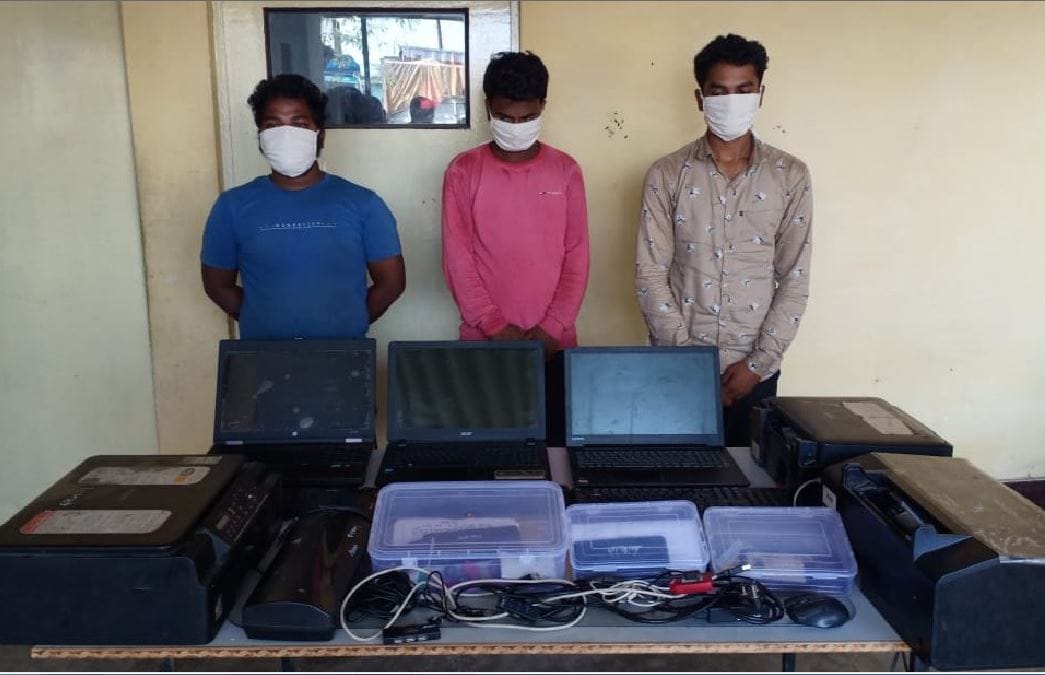 Fake government documents making gang busted in chandauli police three people  arrested including gangster