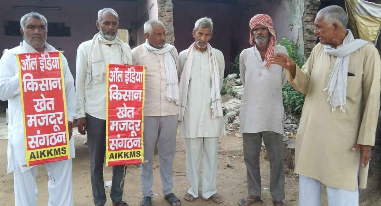 effigy burnt in protest against lathi charge on farmers