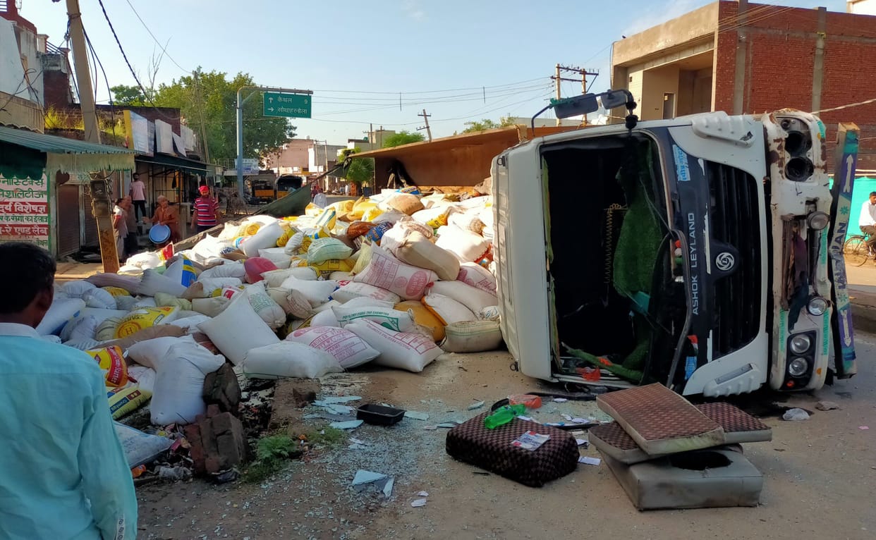 A truck full of rice collided with the divider and overturned