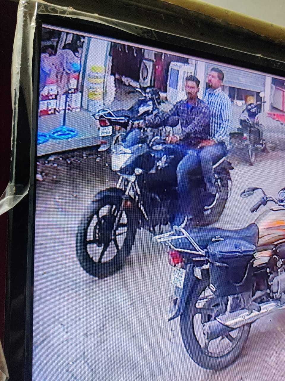 Bike riding youths took away lakhs of jewelery from the shop in broad daylight