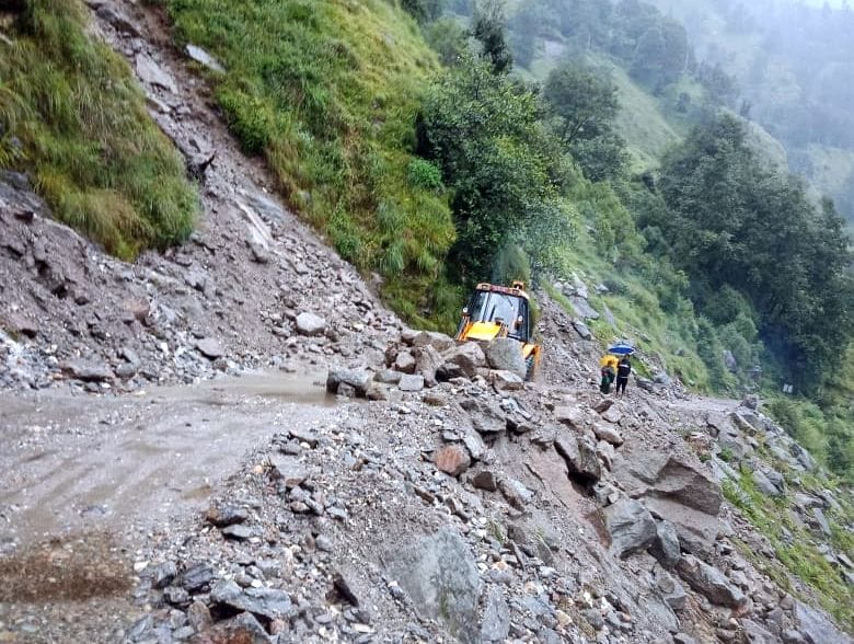Heavy rain disrupted life in pithoragarh