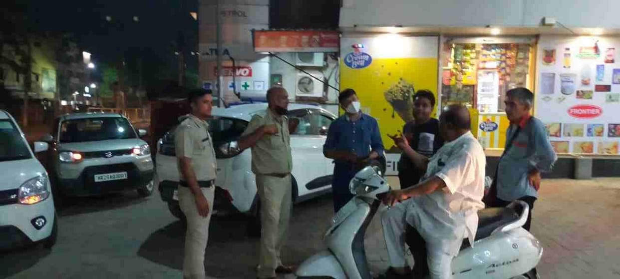Youth absconding with a bag full of 70 thousand rupees from the car