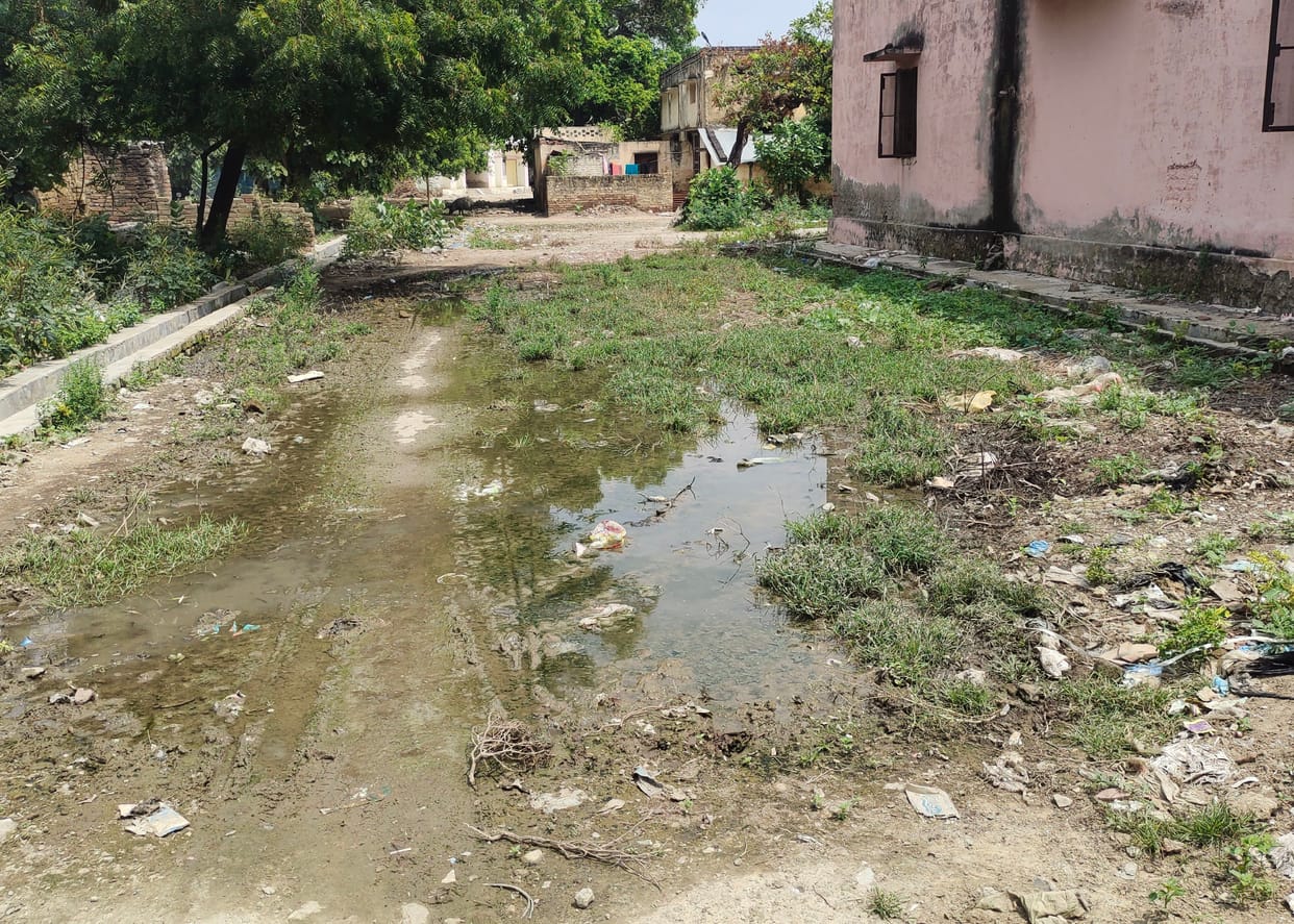 People upset due to foul smell in district hospital