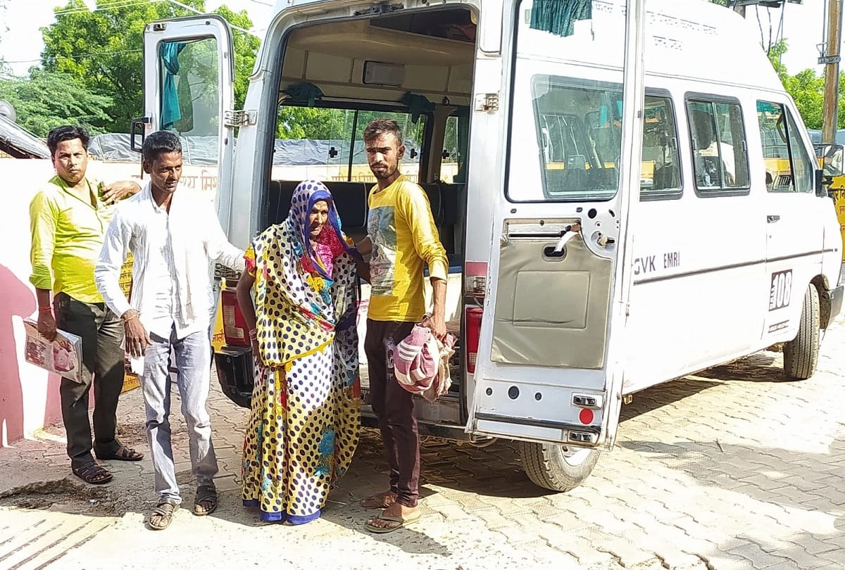 in the same day both corona vaccines were applied to the elderly woman in rampura kanpur