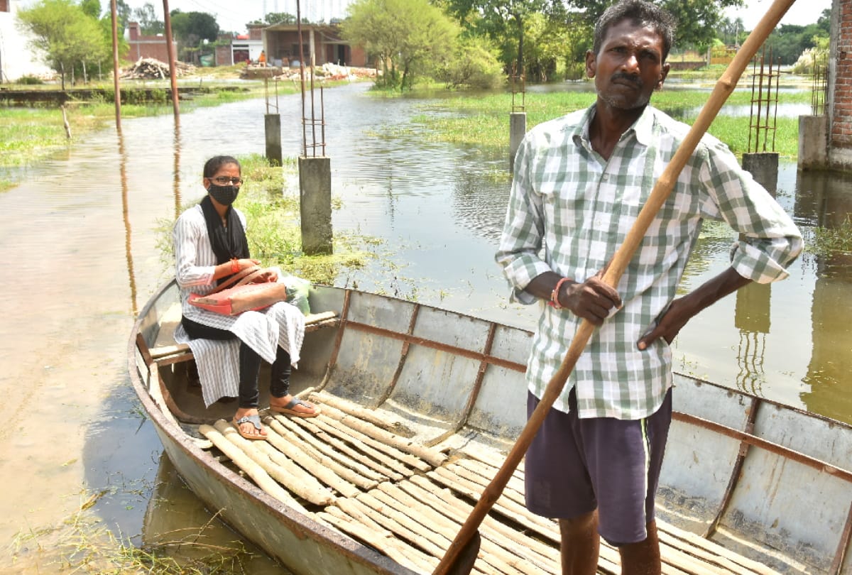 Ayodhya boatmen helping people affected by floods in Gorakhpur through boat
