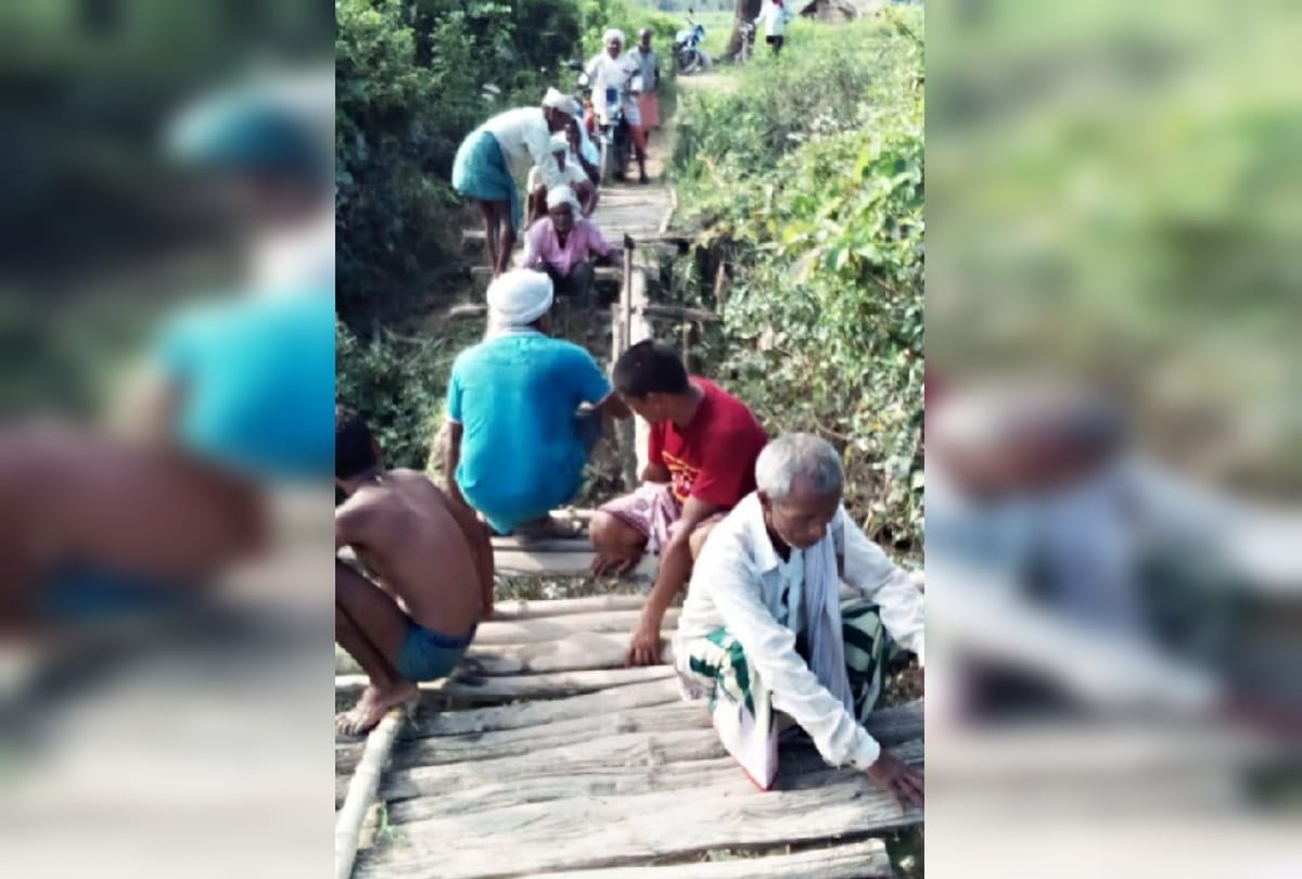 Flood victims building wooden bridge on Malav river in maharajganj