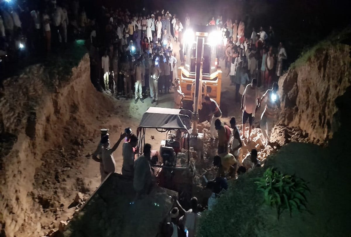 five laborers digging soil buried in mawaiya kanpur