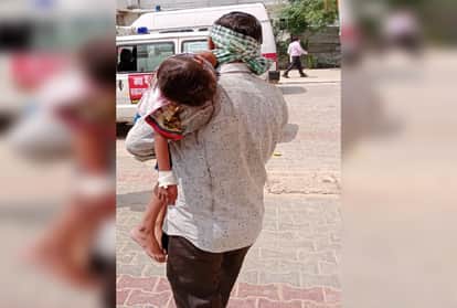 Son Die Due To Fever Hospital Not Provide Stretcher For Dead Body Father Goes On Shoulder