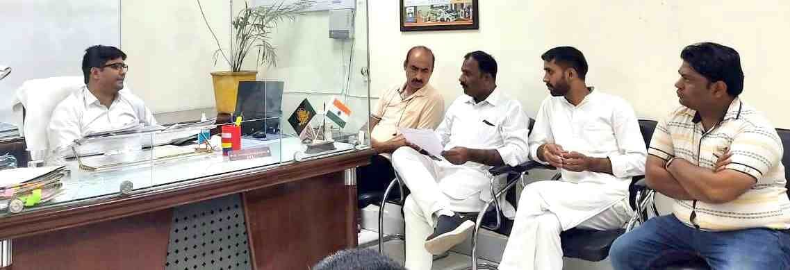 Shopkeepers met SDM by demanding notice of encroachment and taking back the challan