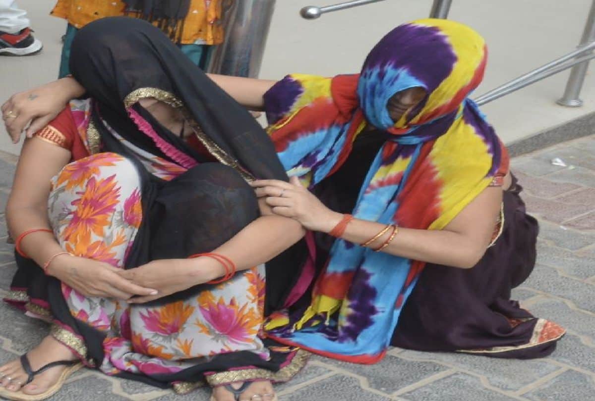 Son Die Due To Fever Hospital Not Provide Stretcher For Dead Body Father Goes On Shoulder