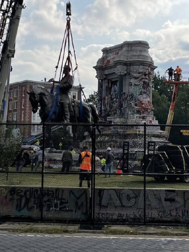 America: the biggest supporter of black slavery General Robert E Lee statue was destroyed