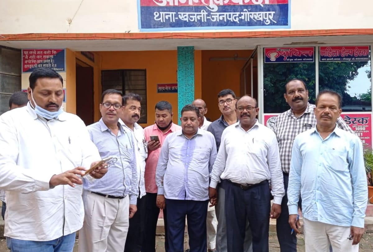 Senior clerk from Bansgaon tehsil caught red handed taking bribe