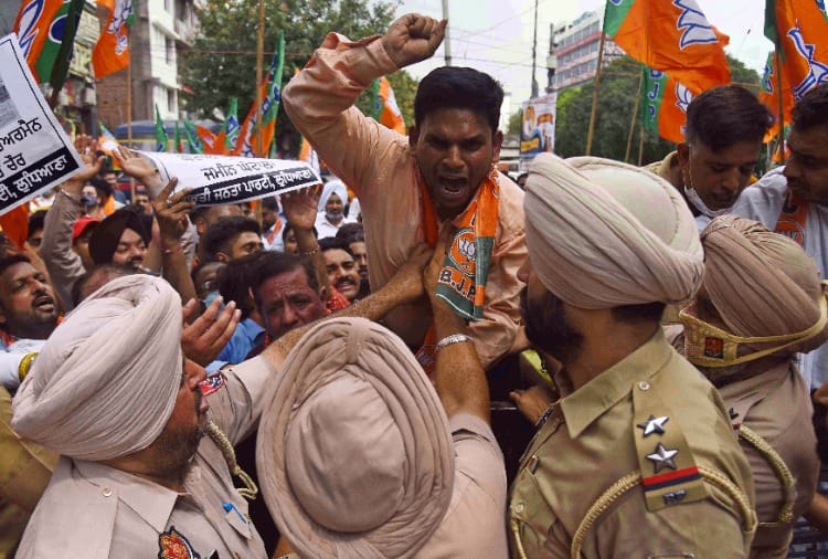BJP leaders and workers demonstrated at the Improvement Trust office in Ludhiana
