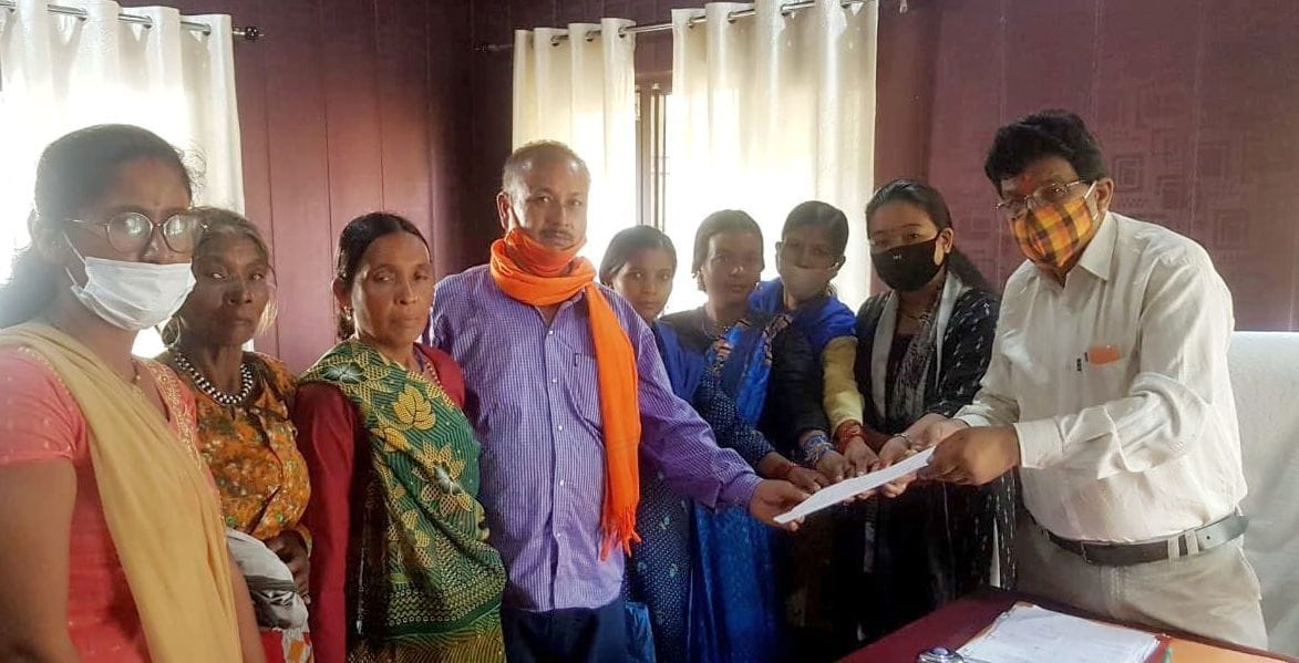 The Vanaraji women of Chiflatara demanded the construction of a cowshed from the Block Development Officer