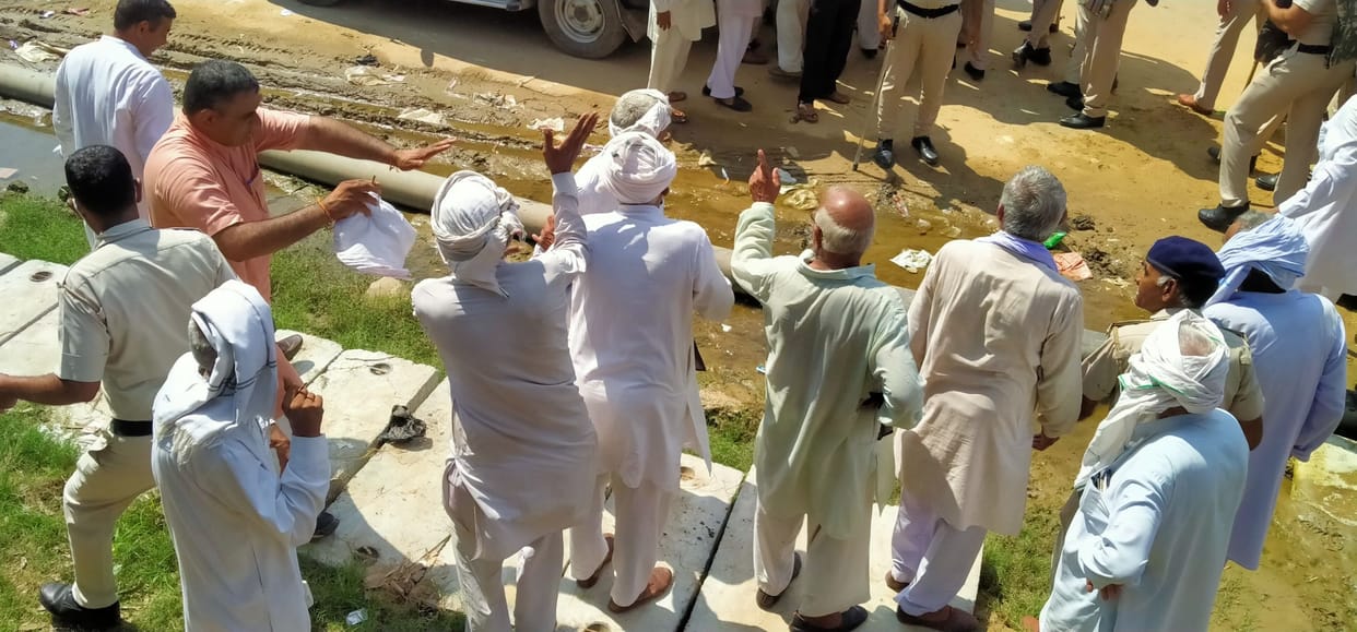 Farmers showed black flags to Hisar MLA, threw mud on the car