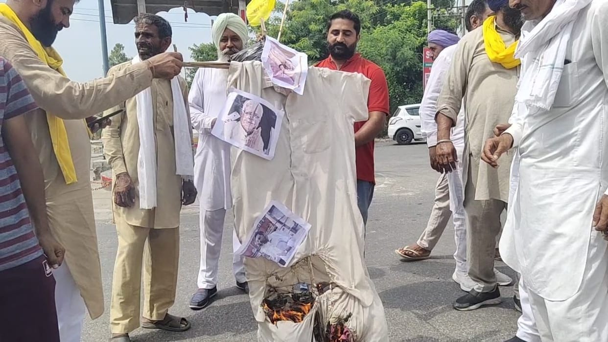 Farmers burnt effigy of government demanding action on SDM