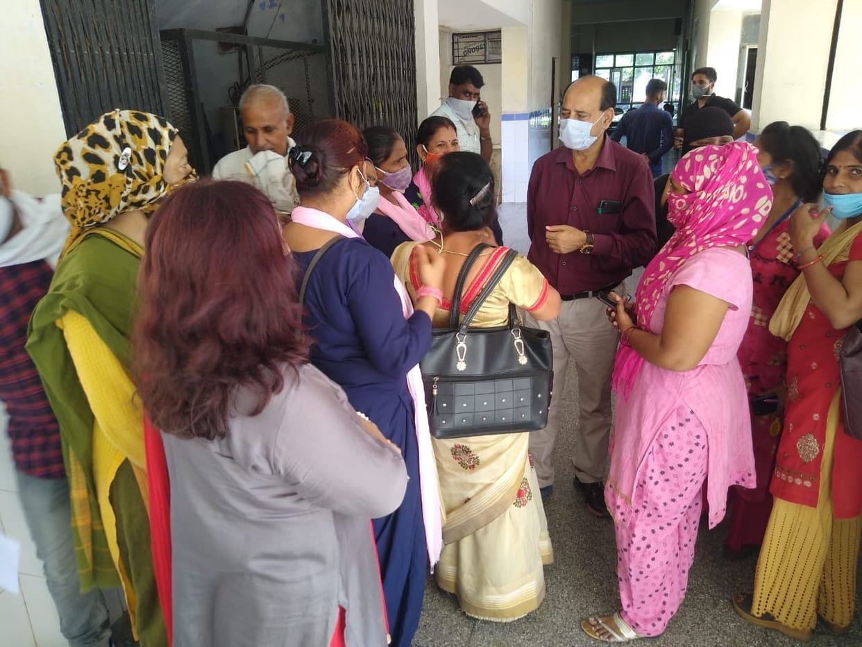 Asha surrounded the CMO for payment