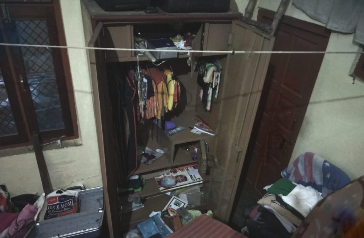 etawah news,Lakhs stolen in former MP's private secretary's house