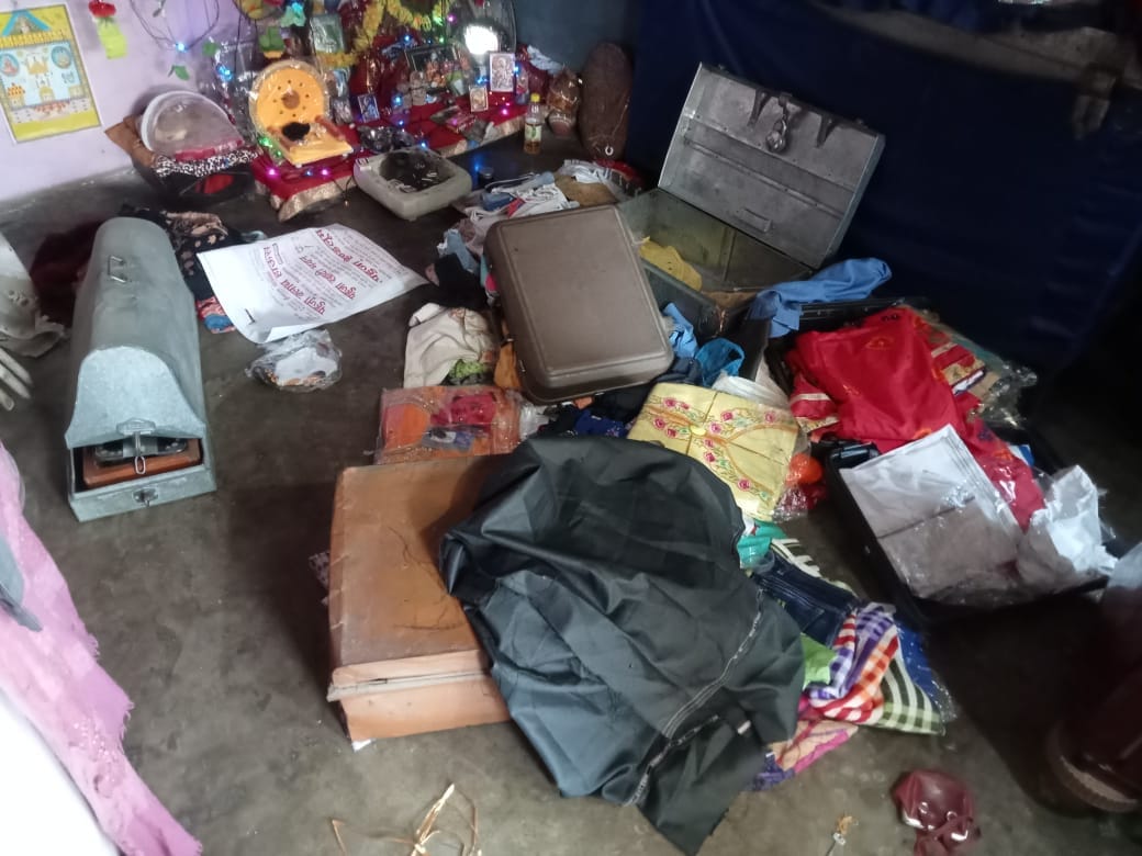 Cash and jewelery worth lakhs stolen from three houses in two villages