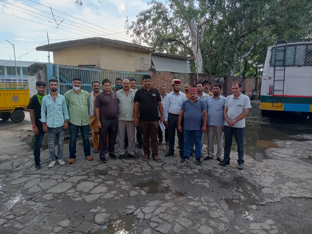 HRTC union stages protest against issuing notice to employees in Nalagarh
