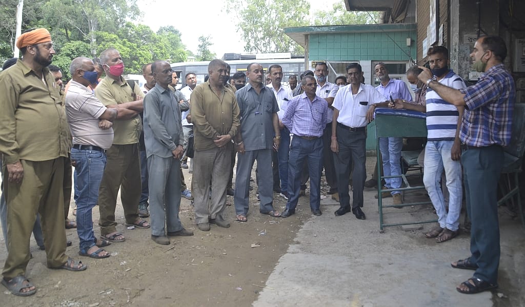 HRTC personnel roared fiercely in the gate meeting against the management