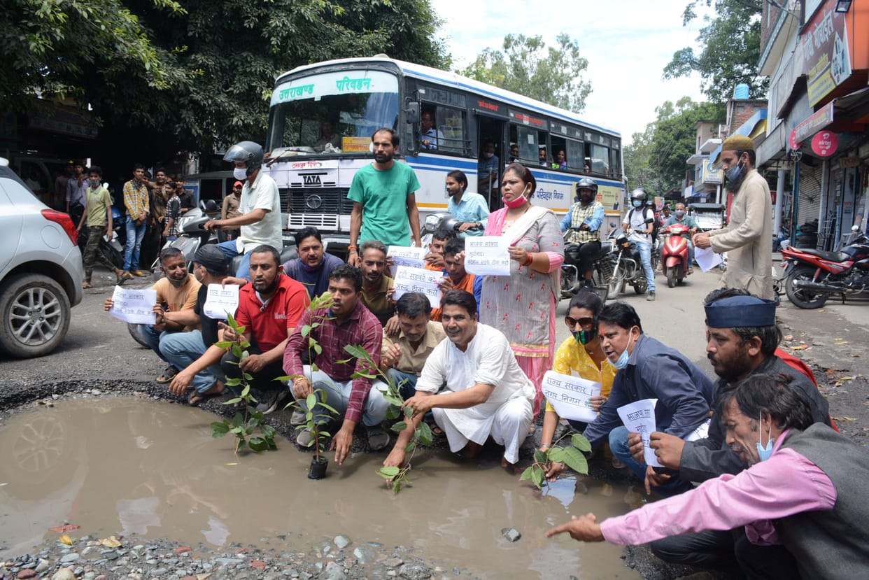 Demonstration of Congressmen on bad roads