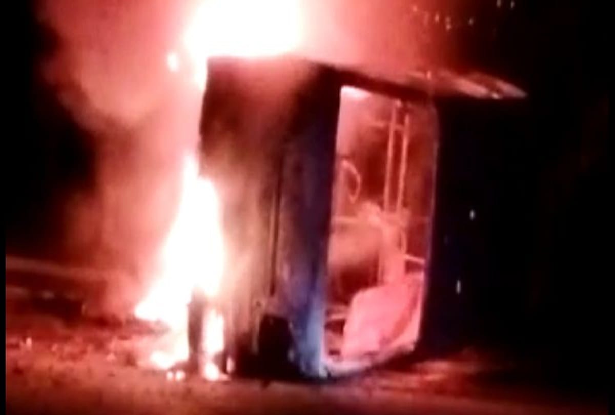 Amethi: Van running on the road became a ball of fire, nine people including innocent were aboard, three serious