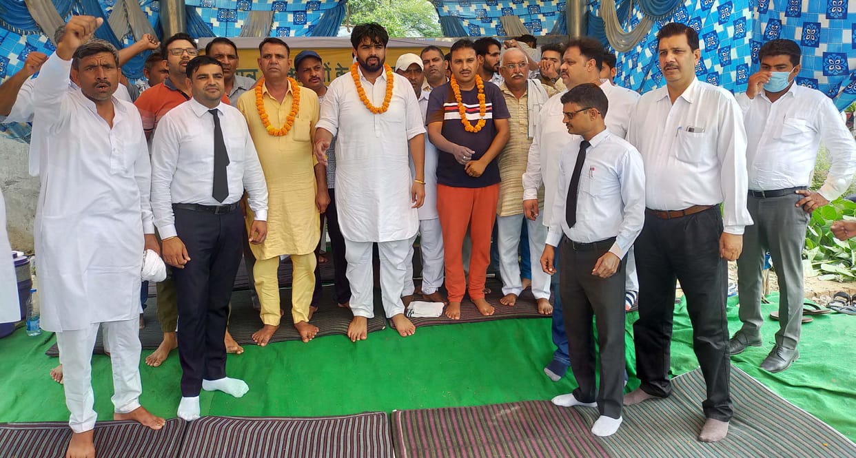 After the lathi charge at Bastara toll plaza, picketing started outside the small secretariat of Narwana