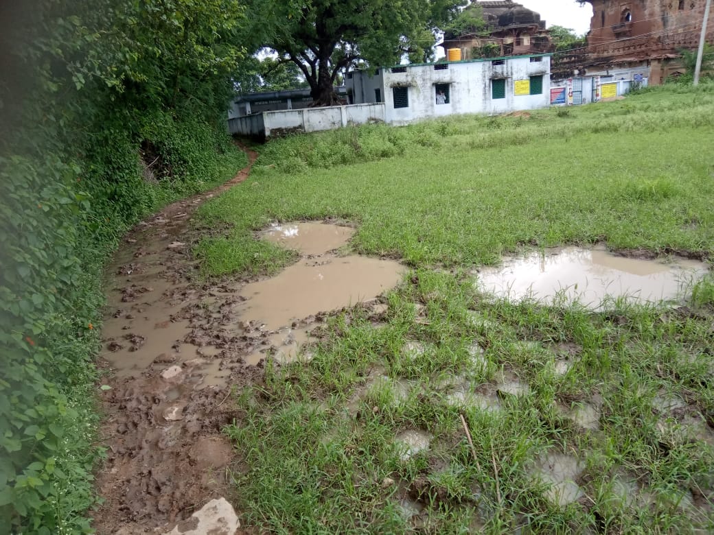 school's road become mud filled, student suffer