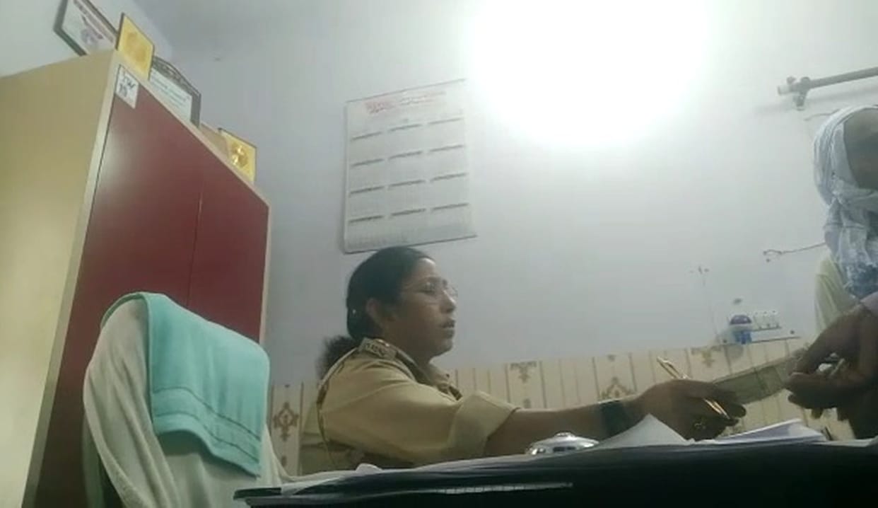Woman sub inspector vedio Viral