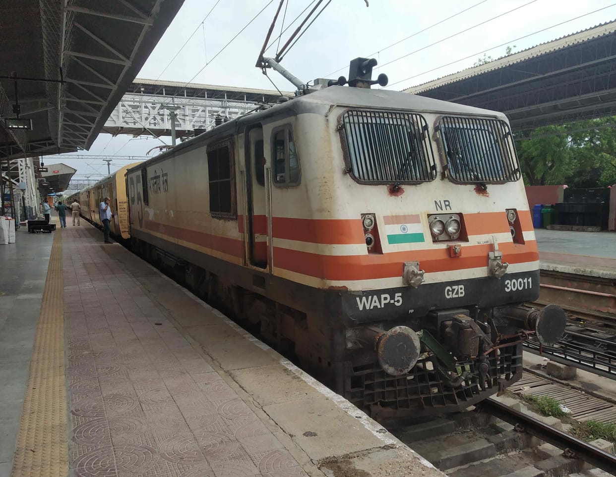 trawil by genrol ticet in superfast train